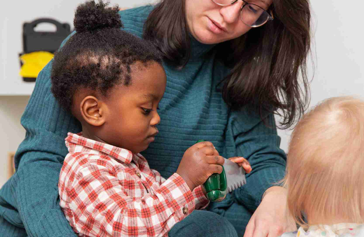 Une pro en interaction avec deux enfants 