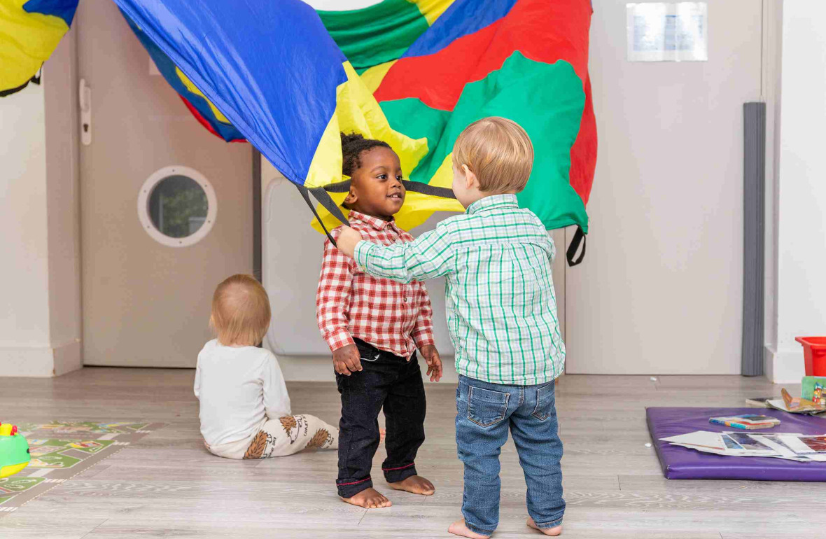 Un groupe d'enfants qui jouent 