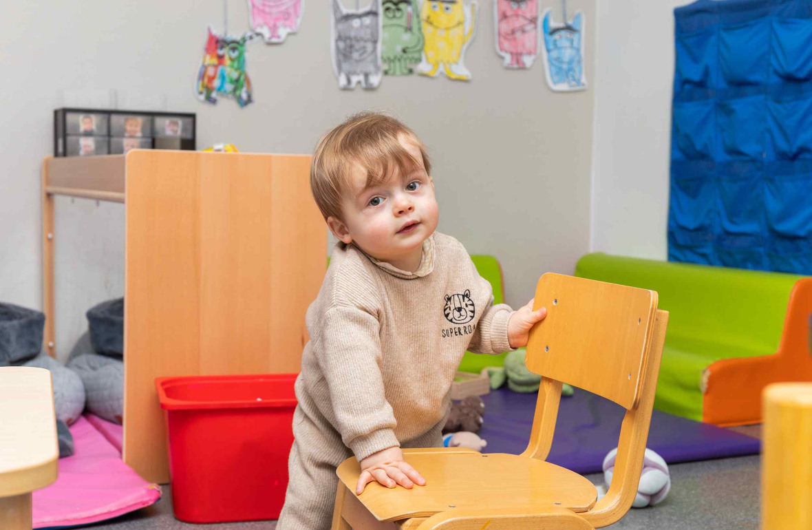 Un enfant en crèche qui joue 