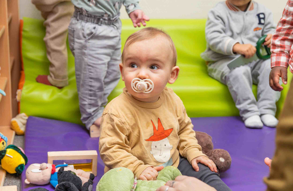 Un bébé en crèche qui joue 