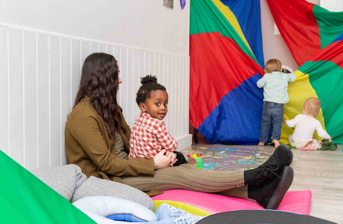 Une pro en crèche avec un groupe d'enfants
