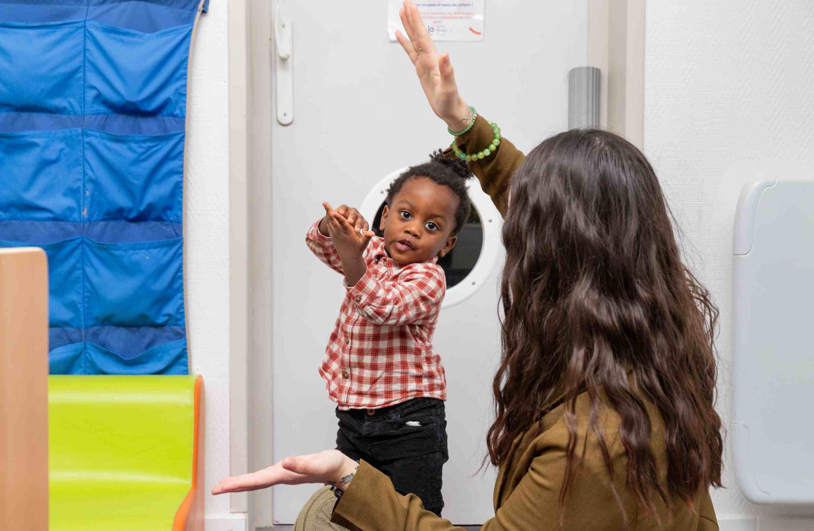 Une pro en crèche et un enfant
