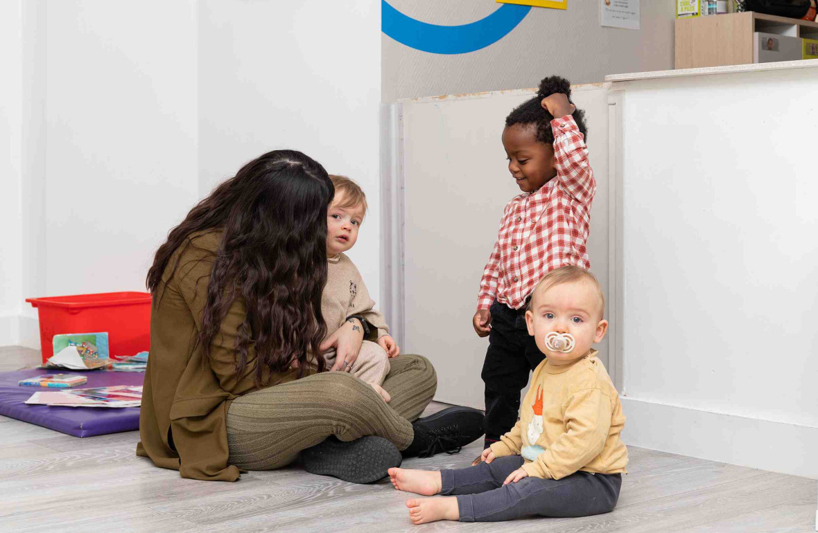 Une pro en crèche avec un groupe d'enfants