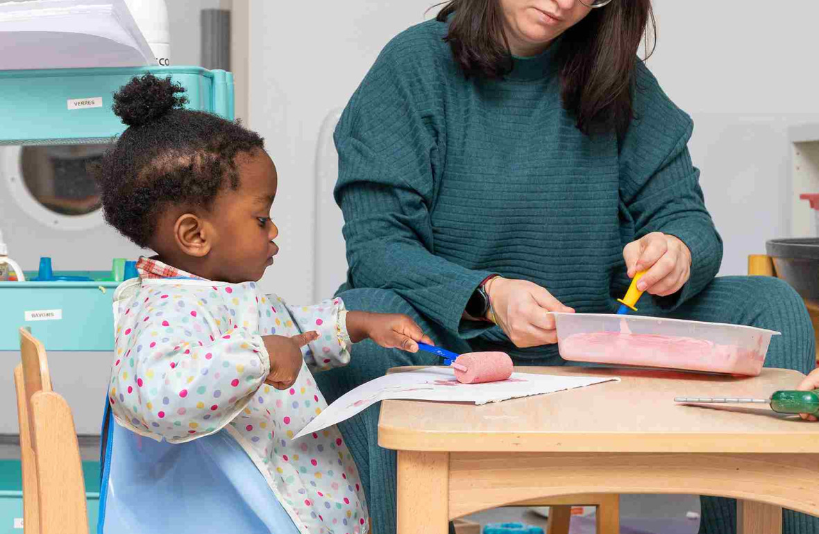 Une pro en crèche et un enfant en pleine activité