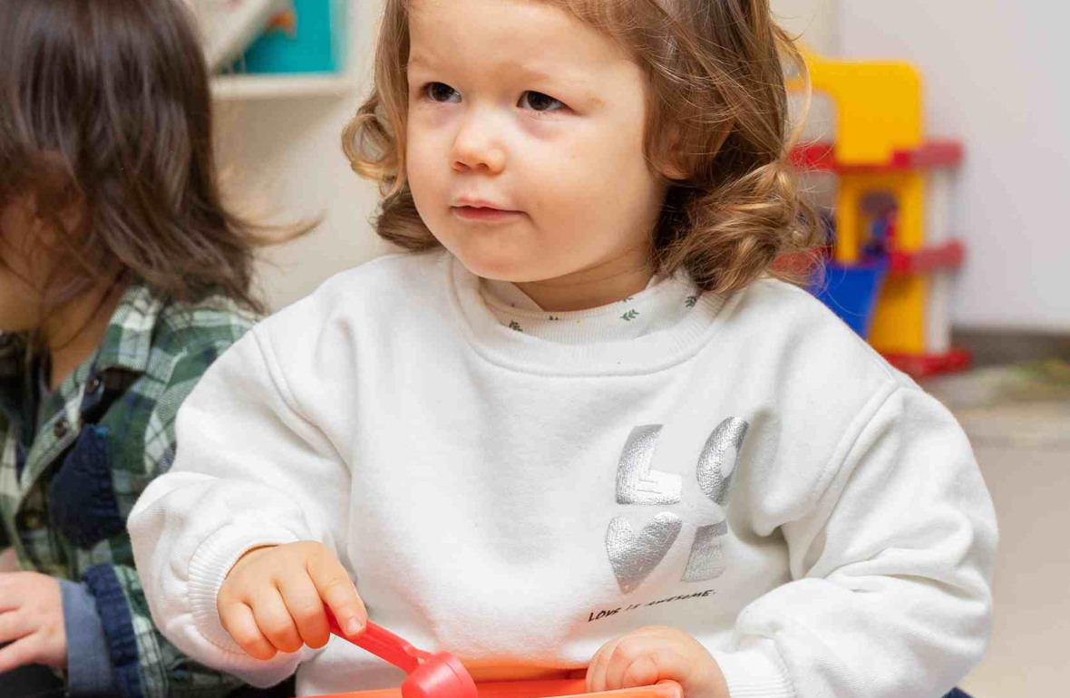 Petite fille en crèche en pleine activité