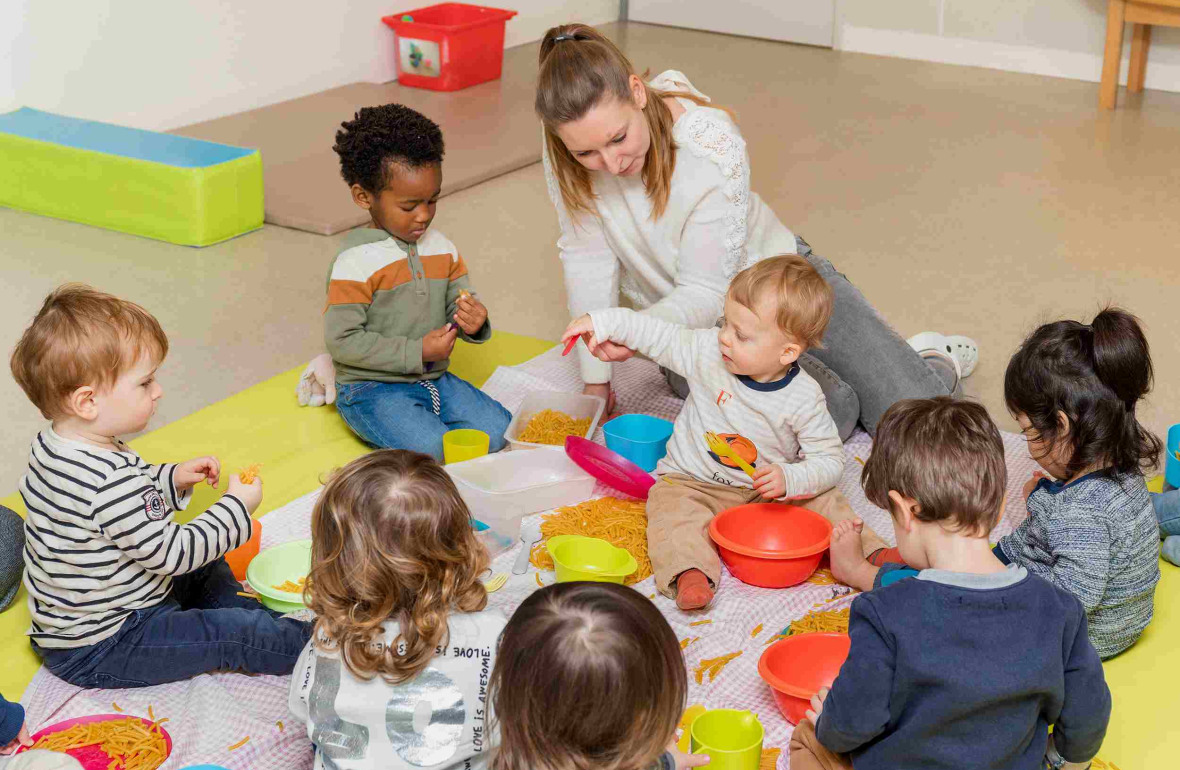 Une pro avec un groupe d'enfants en interaction