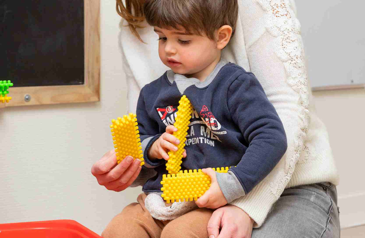 Une pro et un petit garçon qui jouent