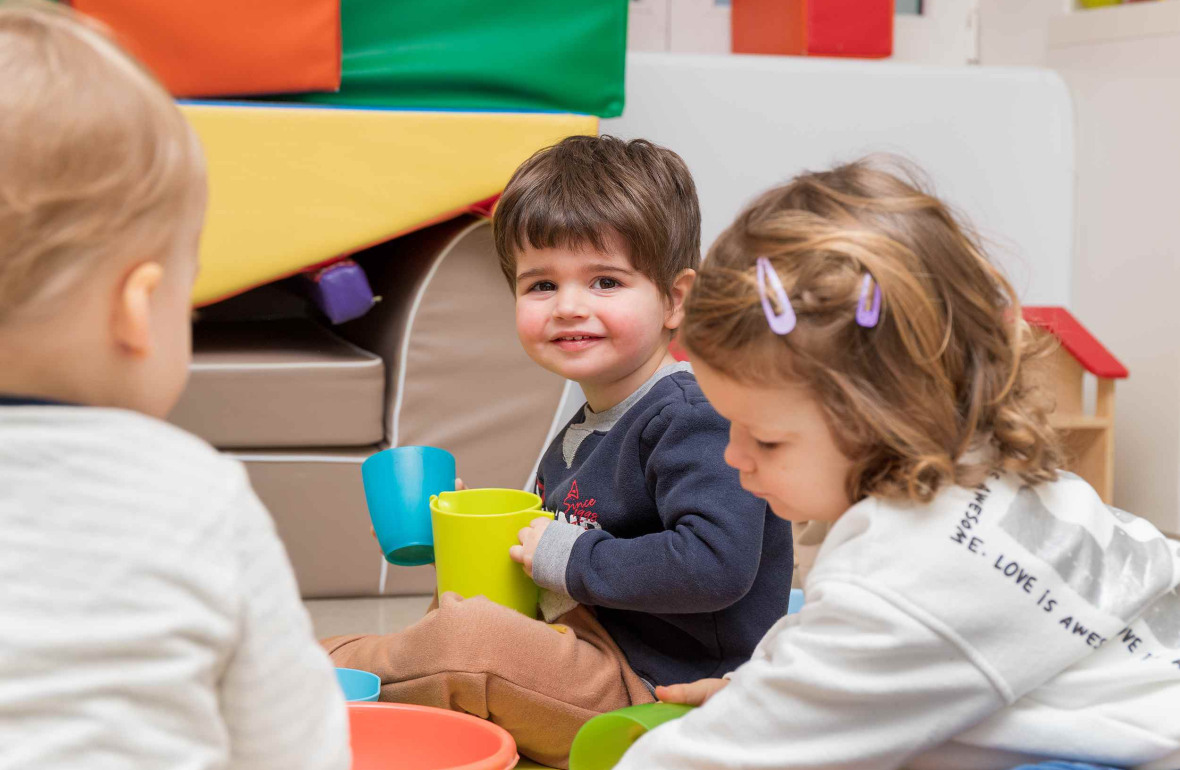 Trois enfants en crèche de Babilou qui jouent 