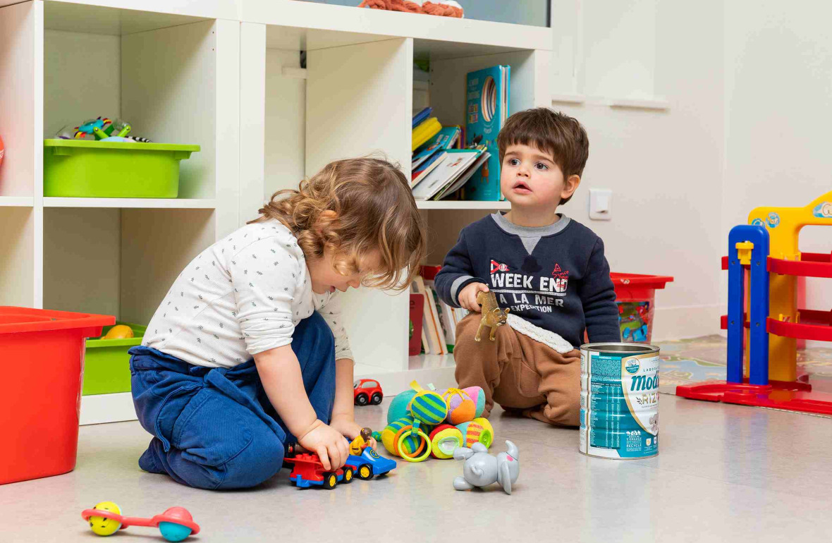 Deux enfants en crèche qui jouent