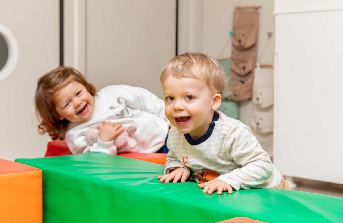 Deux enfants en crèche qui jouent