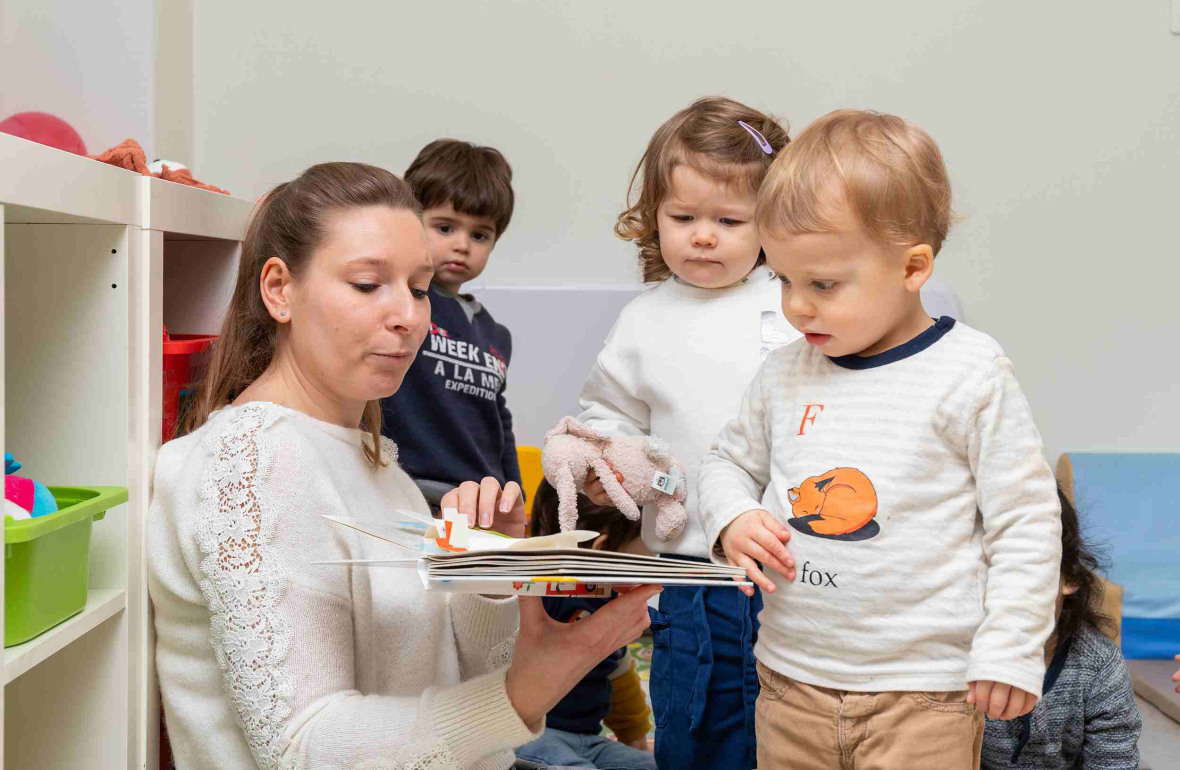 Une pro avec un groupe d'enfants 