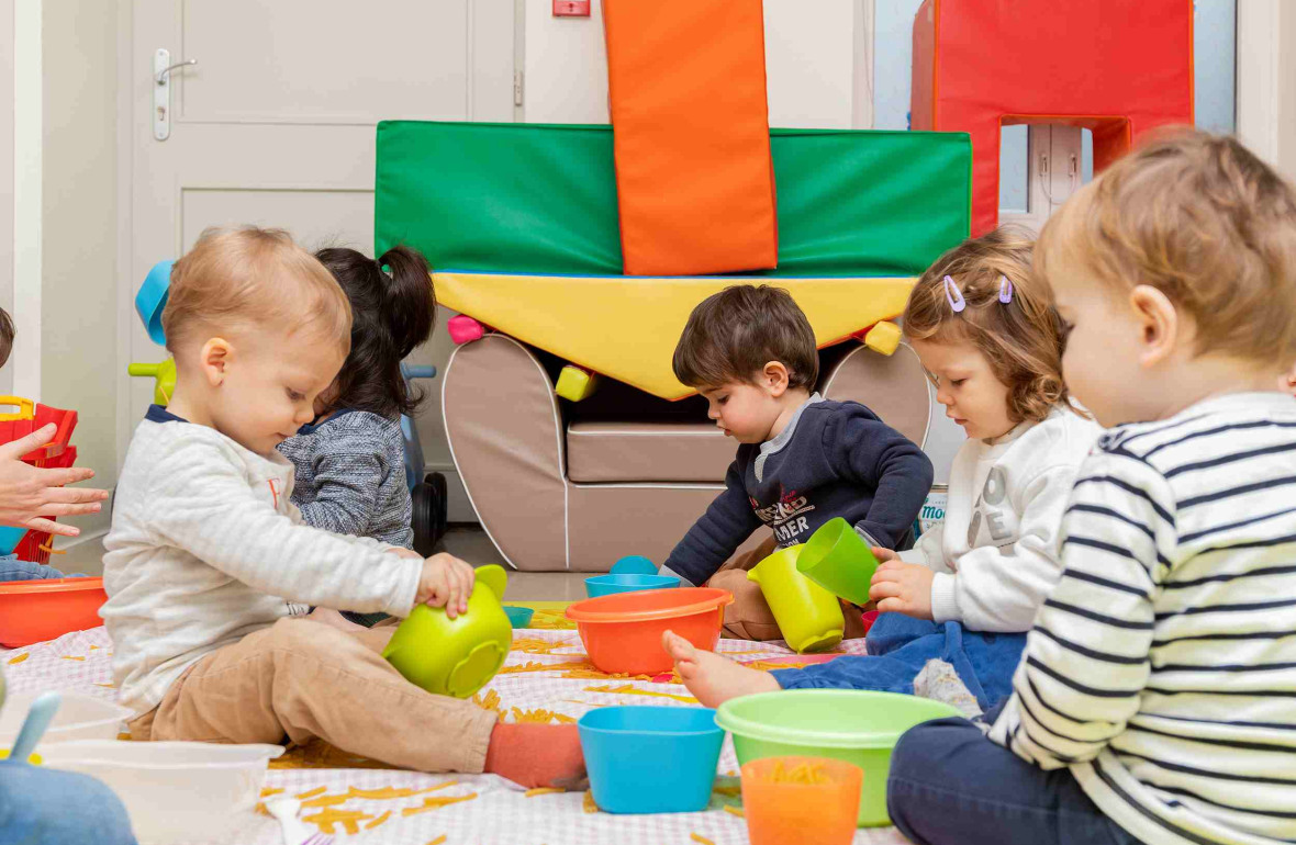 Un groupe d'enfants en crèche en pleine activité 