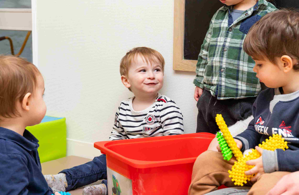 Un groupe en crèche en interaction 