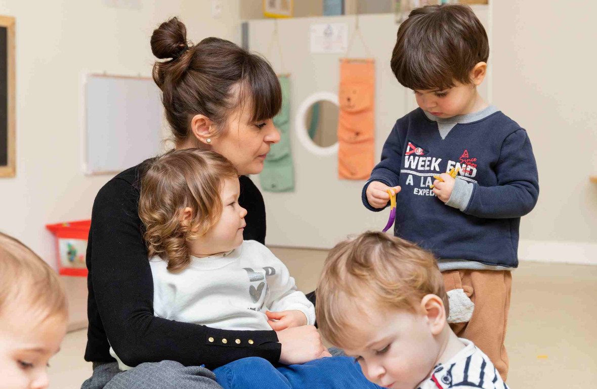 Une pro avec un groupe d&#039;enfants en interaction