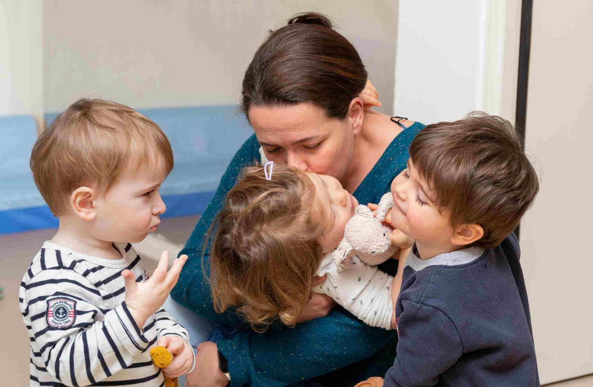 Une pro avec un groupe d&#039;enfants en interaction