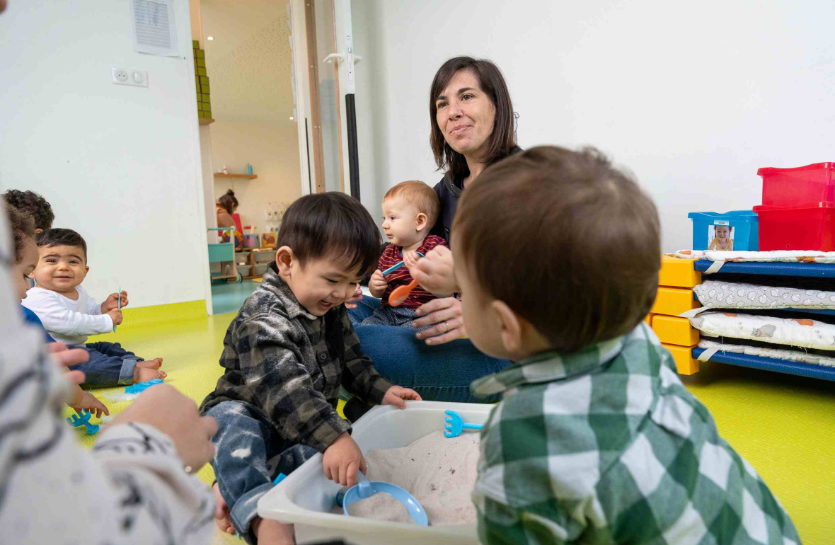 Une pro avec un groupe d'enfants