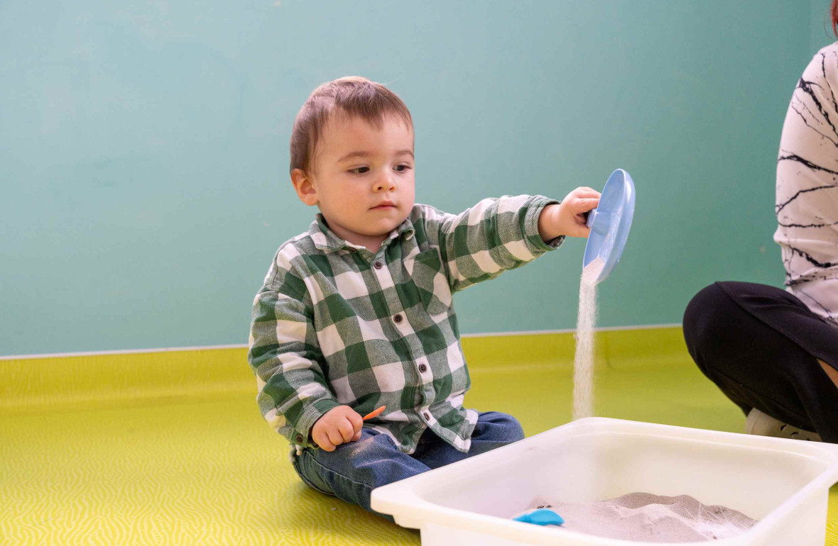 Un enfant en crèche qui joue 