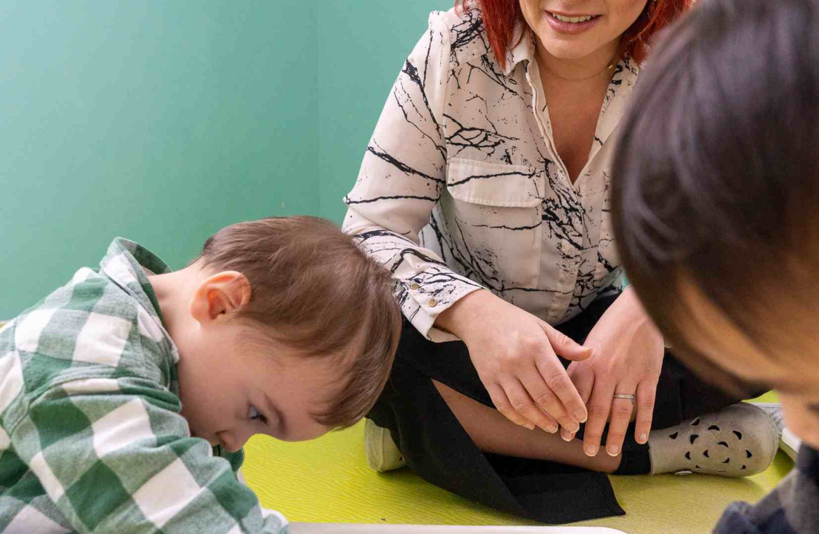 Une pro en crèche et deux enfants 