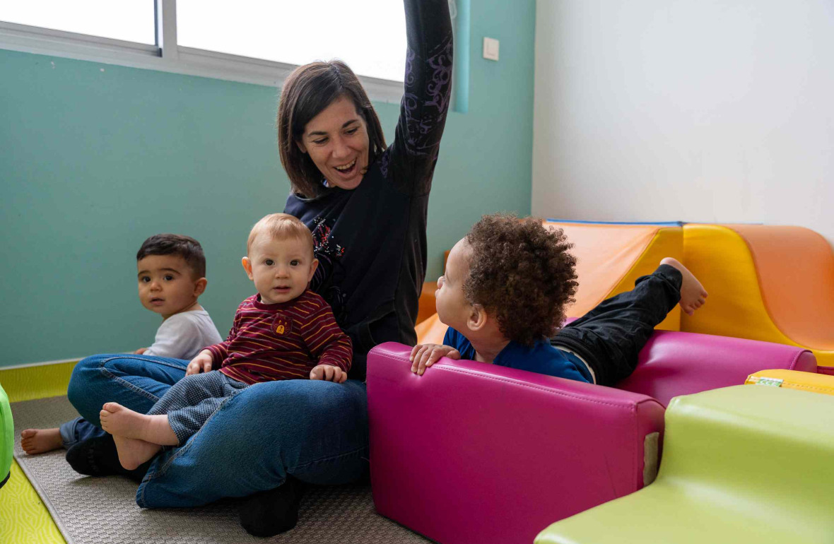 Une pro et un groupe d'enfants en crèche 