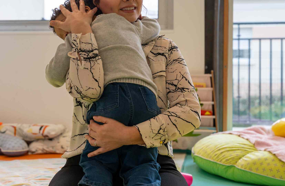 Une pro en crèche avec un enfant