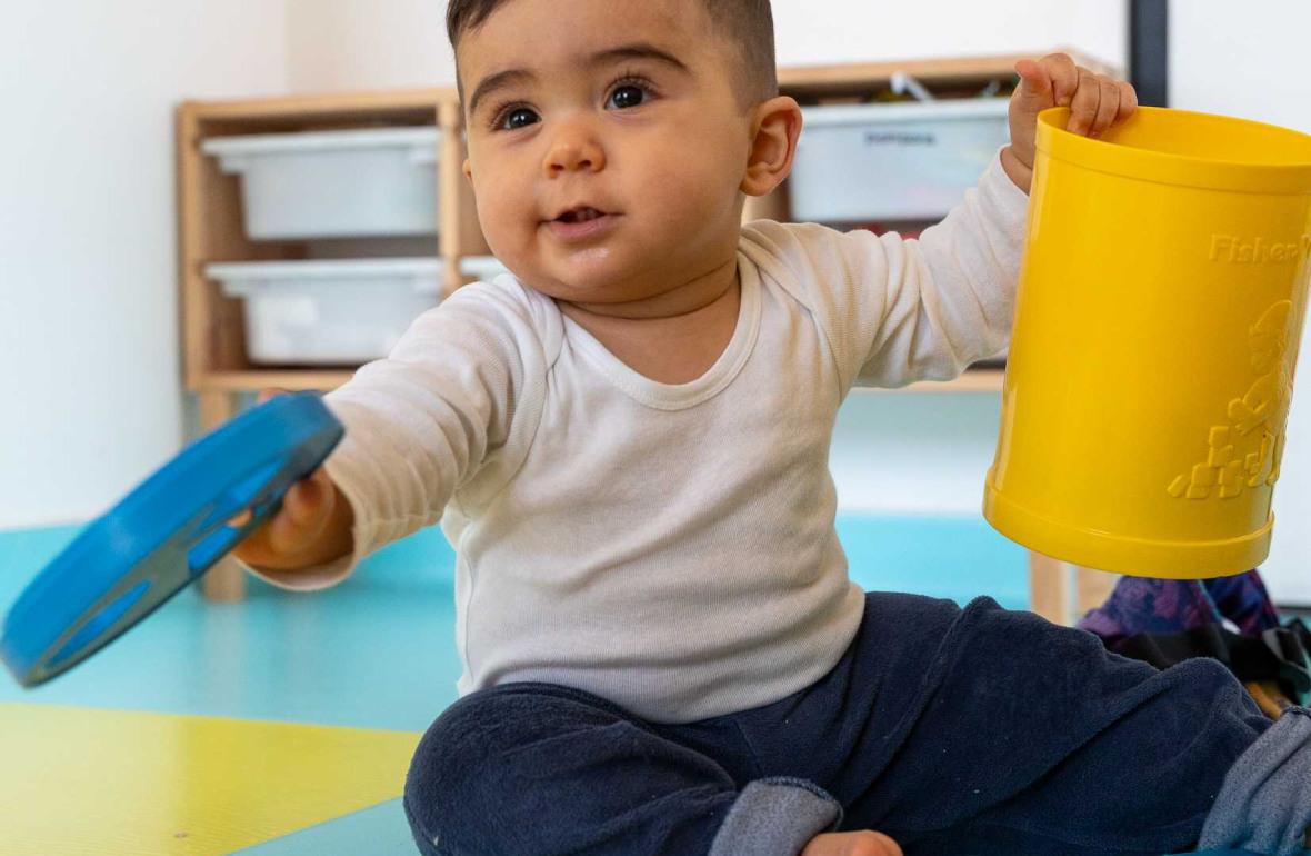 Un bébé en crèche qui joue