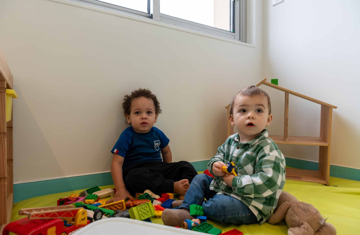 Deux enfants en crèche qui jouent 