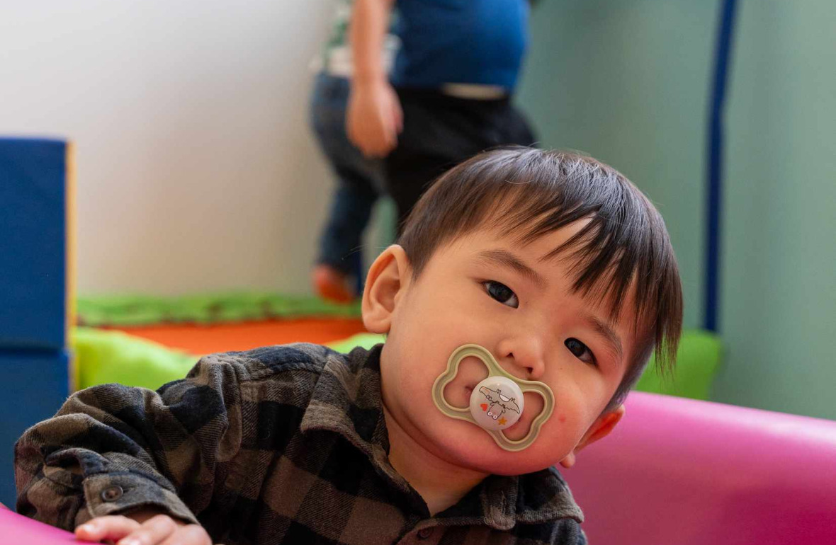 Un groupe d'enfants en crèche qui jouent