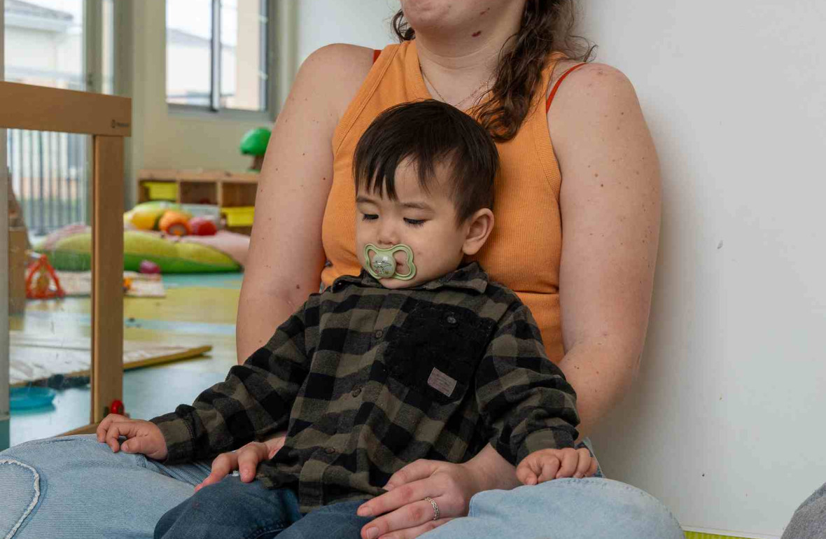 Une pro en crèche et un enfant