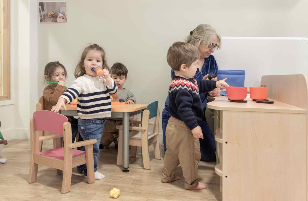 Un groupe d'enfant en crèche qui jouent 