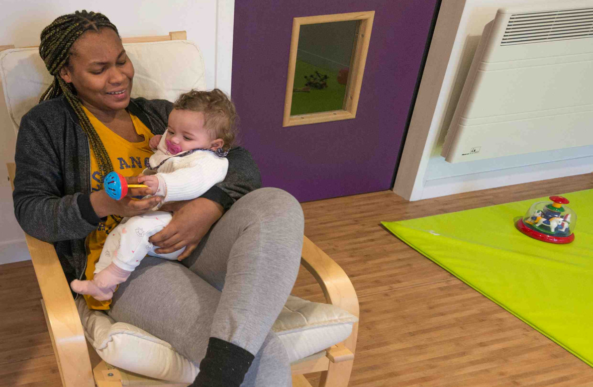 Une pro en crèche avec un bébé