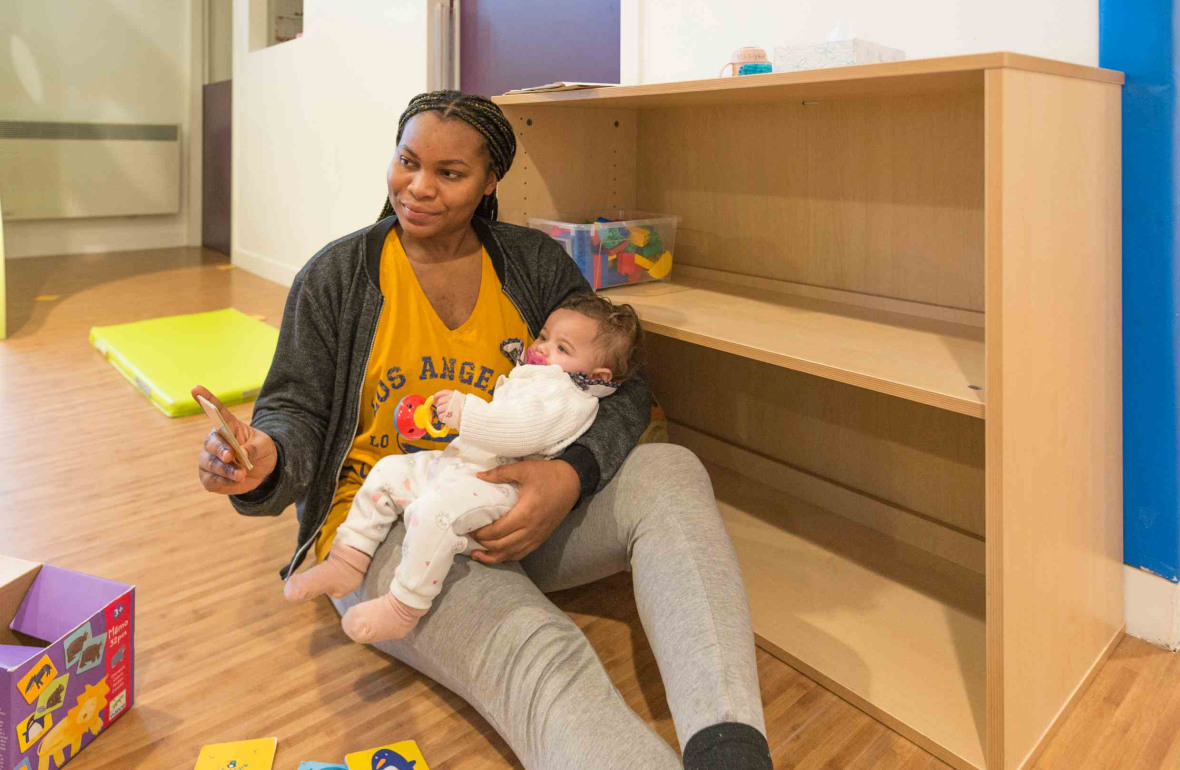 Une pro en crèche avec un bébé