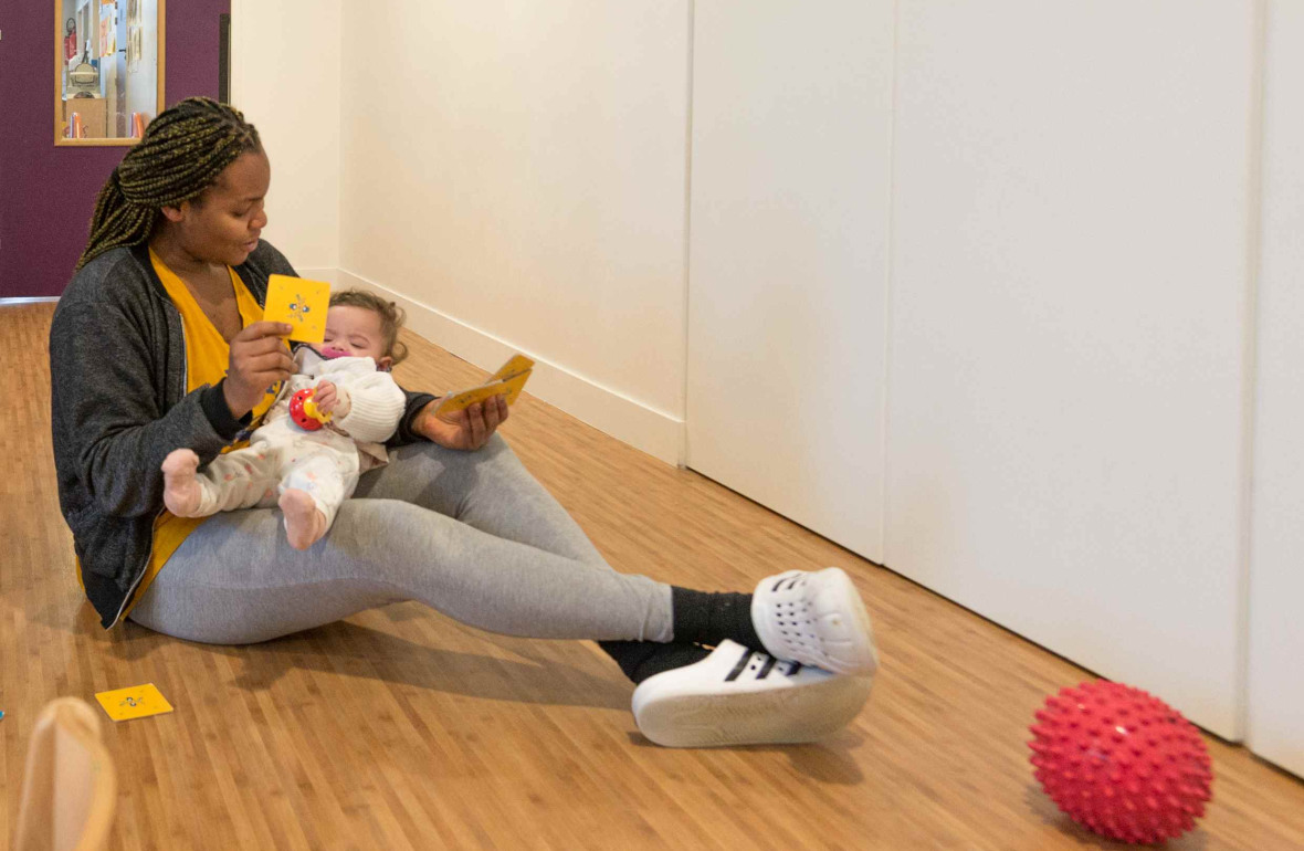 Une pro en crèche avec un bébé