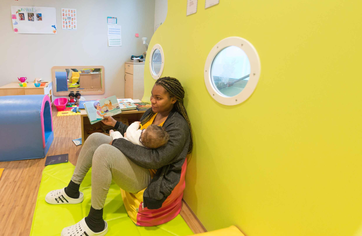 Une pro en crèche avec un bébé