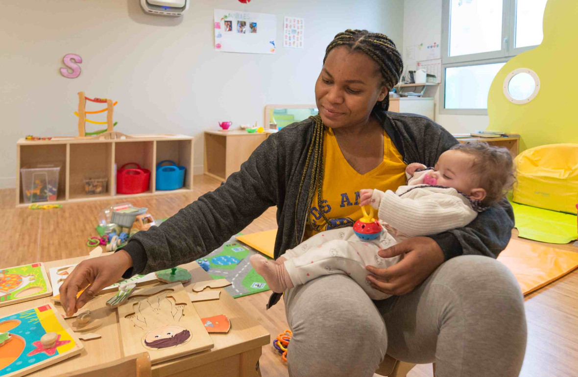 Une pro en crèche avec un bébé