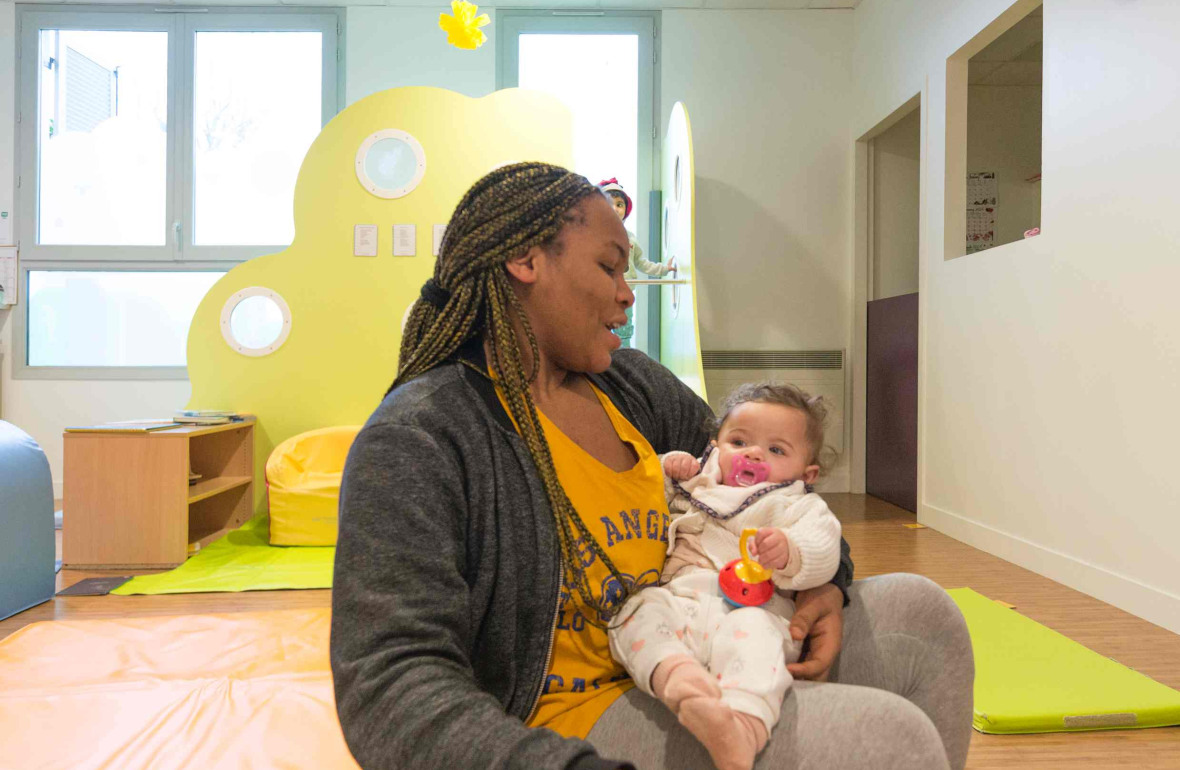 Une pro en crèche avec un enfant