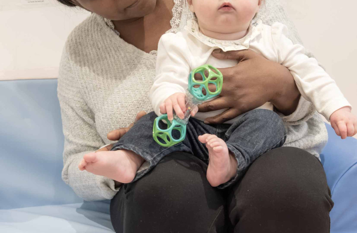 Une professionnelle en crèche Babilou avec un enfant