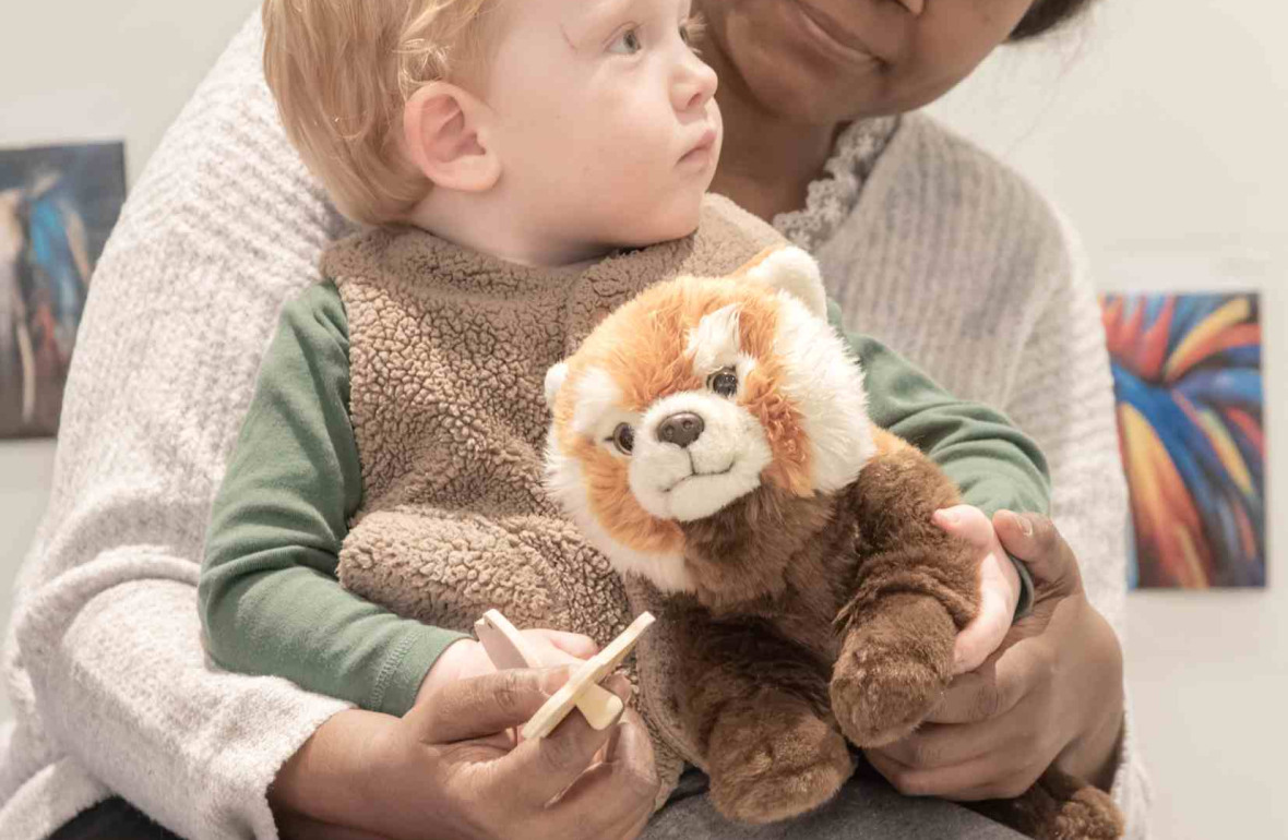 Une pro en interaction avec un enfant