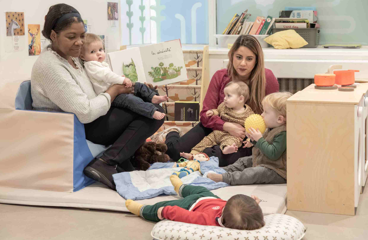 Deux pro avec un groupe d'enfants 