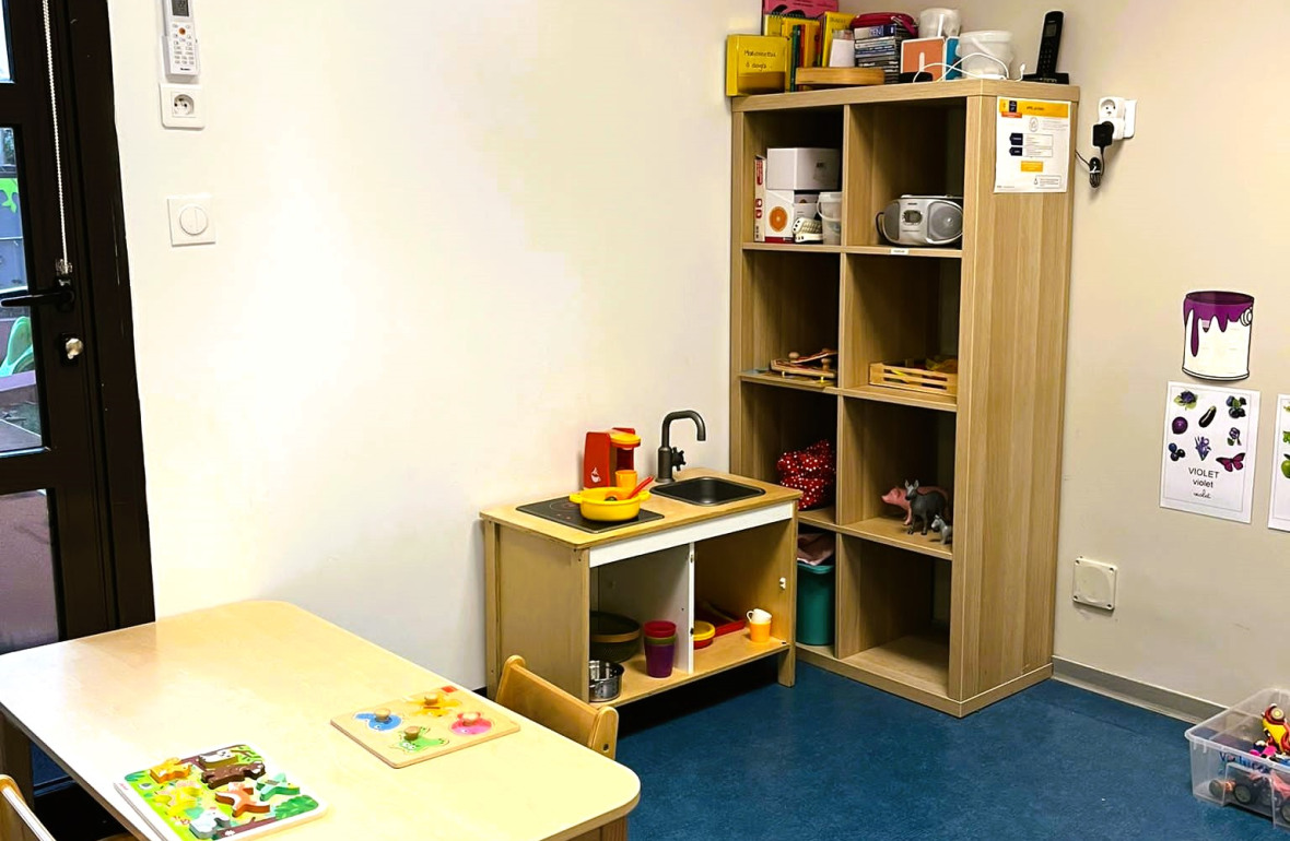 Grand pièce avec jouets et une table dans la crèche Babilou Montpellier Club 7