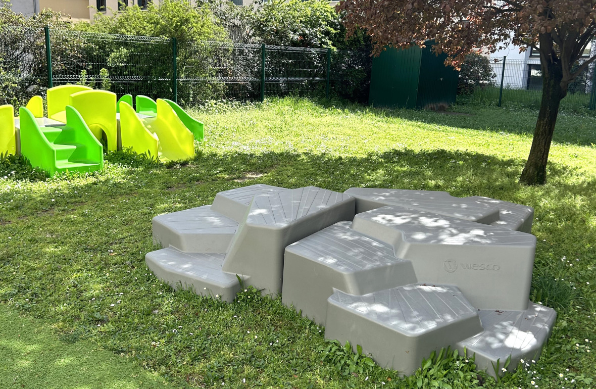 Espace de repos à l'ombre d'un arbre au sein de la crèche Babilou Lyon Favre