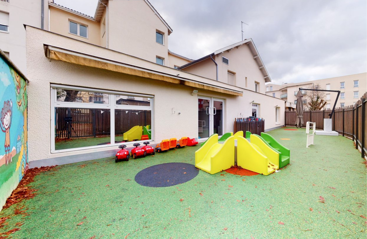 Jeux d'extérieur de la crèche Babilou Saint-Priest Pic et Colegram