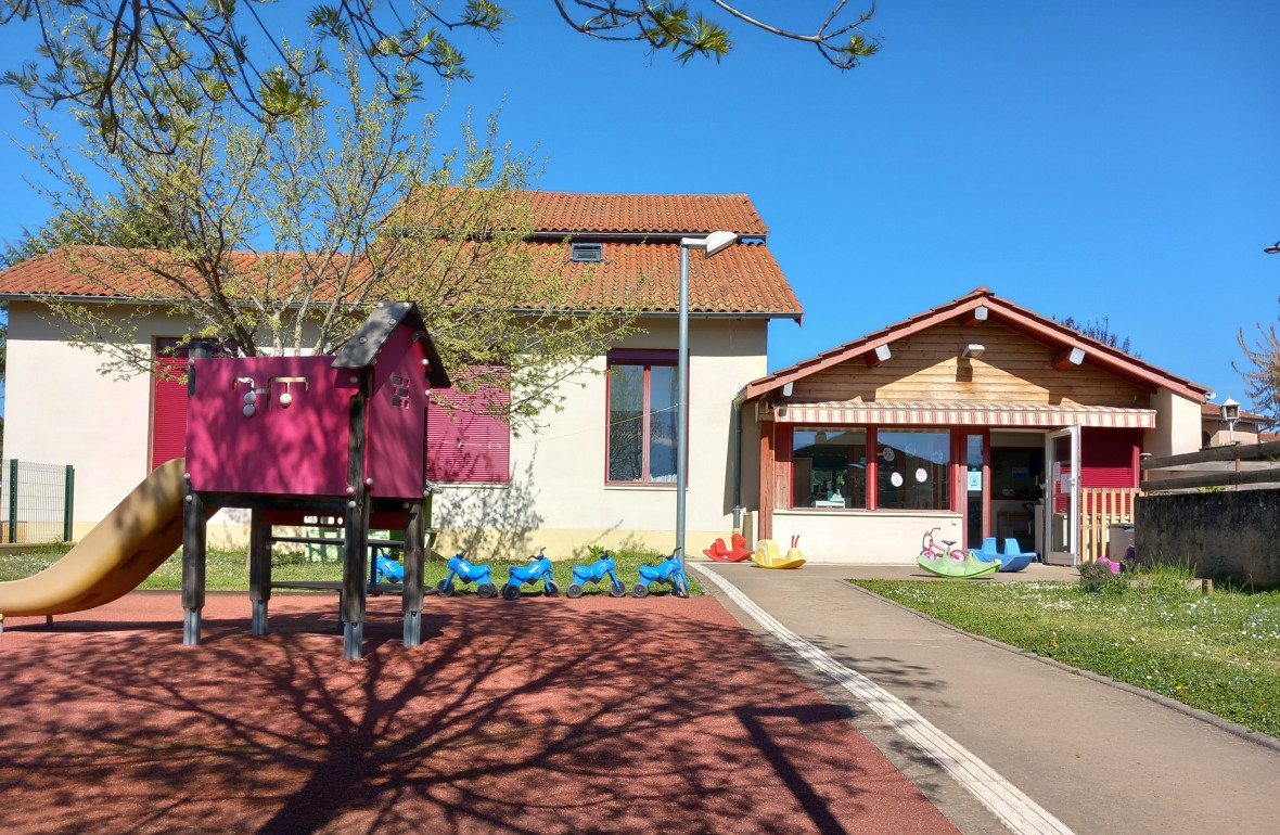 Esplanade de jeux en extérieur au sein de la micro-crèche Babilou Eveux Eglise