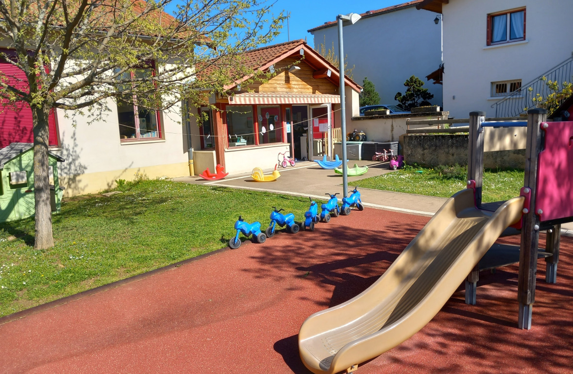 Toboggan dans le jardin de la micro-crèche Babilou Eveux Eglise