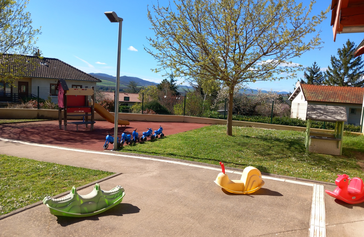 Jeux d'extérieur à la micro-crèche Babilou Eveux Eglise