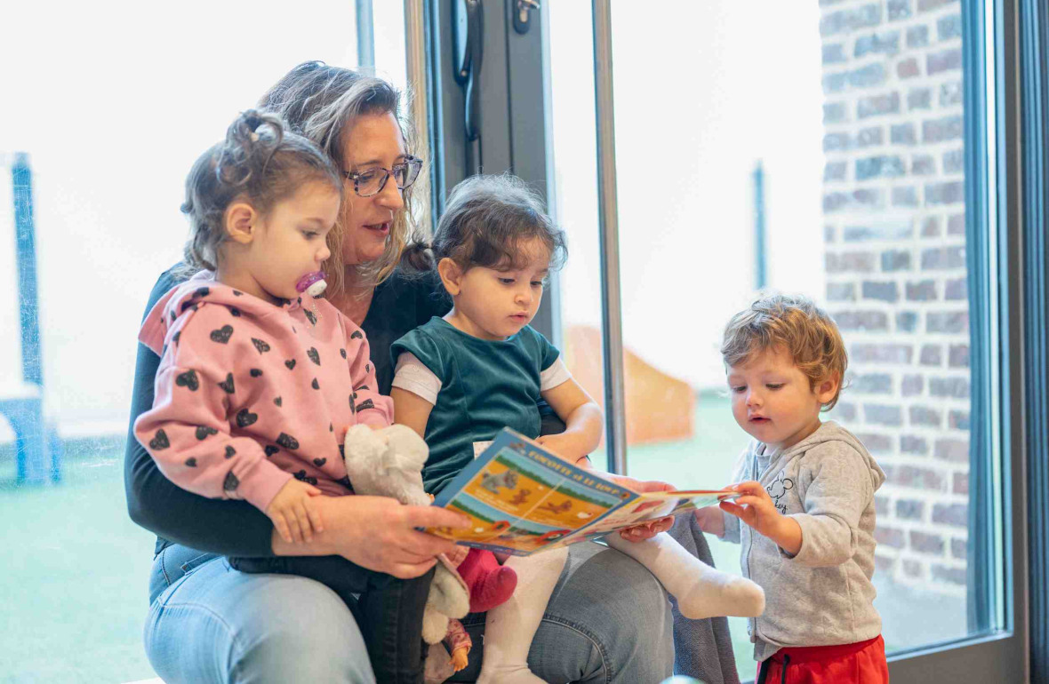 Une pro avec un groupe d'enfants 