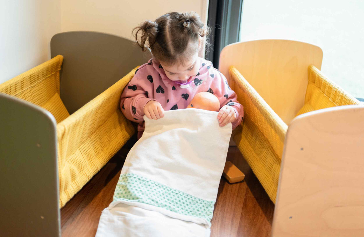 Une enfant qui joue en crèche 