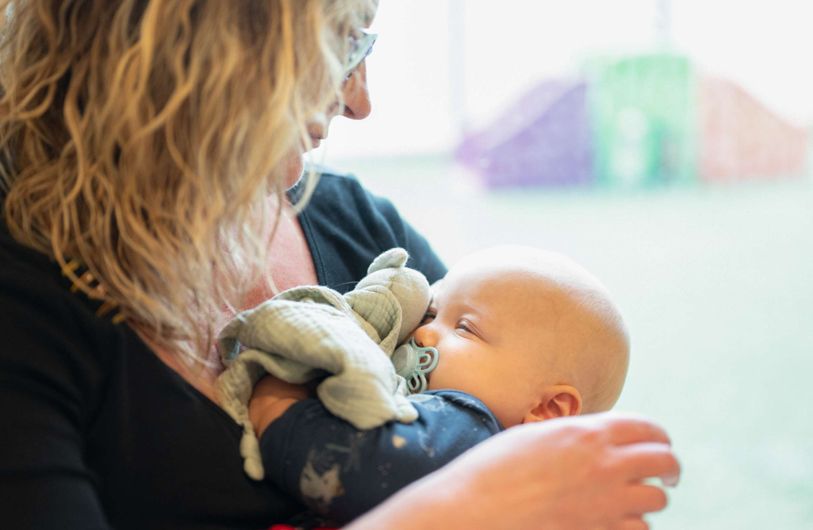 Une pro et un enfant en crèche 