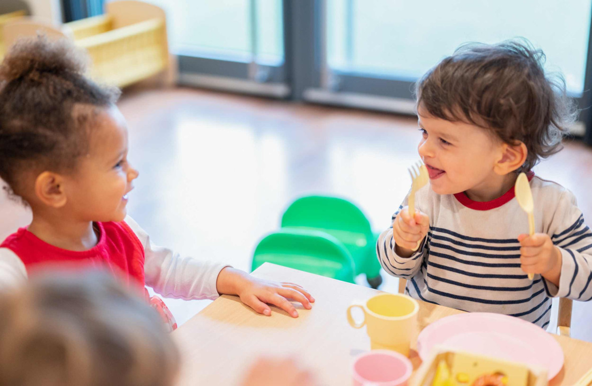 Deux enfants qui mangent en crèche 