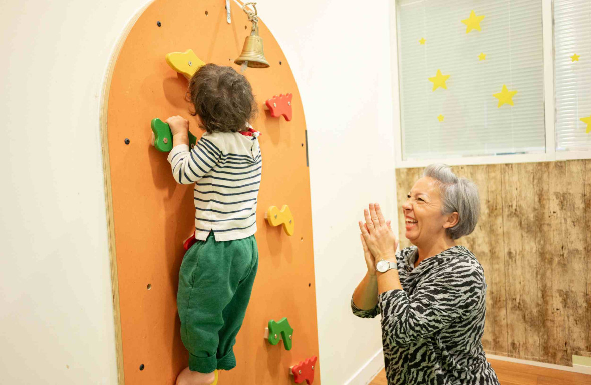 Une pro en crèche qui joue avec un enfant 