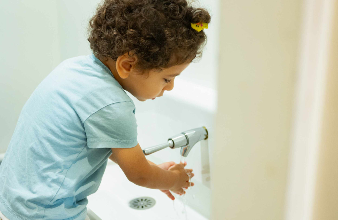 Un enfant en crèche qui se lave les mains 